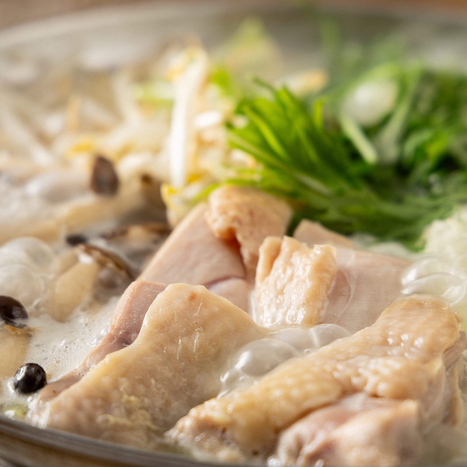 宮崎で鍋を囲んでお食事を。鍋付きコースもご用意しています