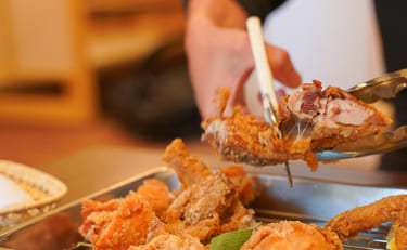 いろいろな部位を食べられる
『ひな鶏の半身唐揚げ』